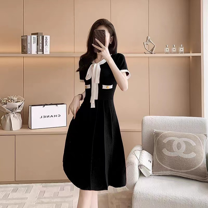ĐẦM LEN PHỐI CHÂN VÁY XẾP LY CỔ NƠ D117